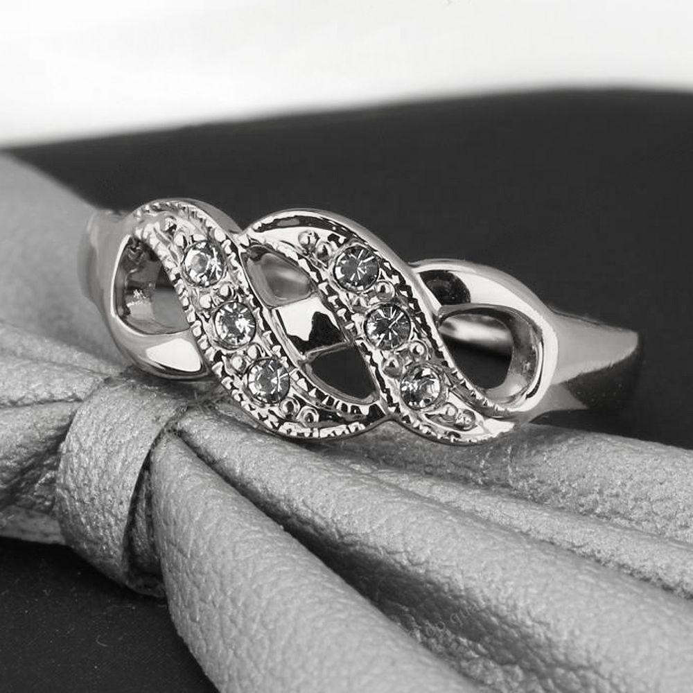 Fonott formájú divat gyűrű fehérarany bevonattal kerek cirkónia kristályokkal (0061015AE00)