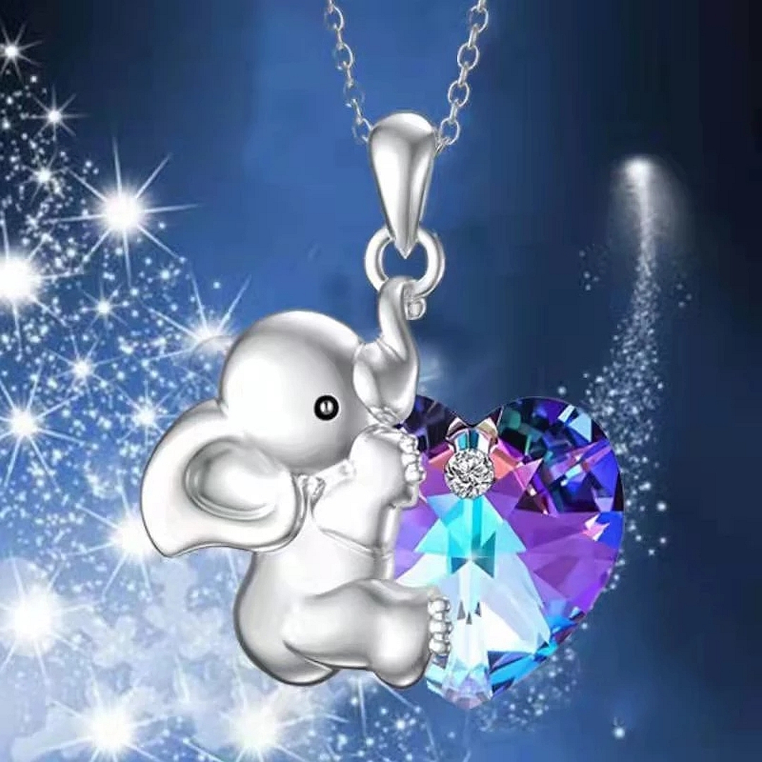 Nyaklánc egy kis elefánt medállal, aki egy kristály szívbe kapaszkodik (0361231AE77)