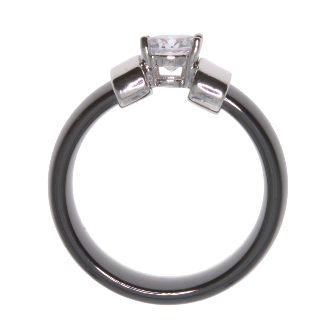 Fekete kerámia gyűrű nemesacél fejrésszel és kerek cirkónia drágakővel (3012014SC00)