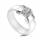 Fehér kerámia gyűrű nemesacél fejrésszel és kerek cirkónia drágakővel