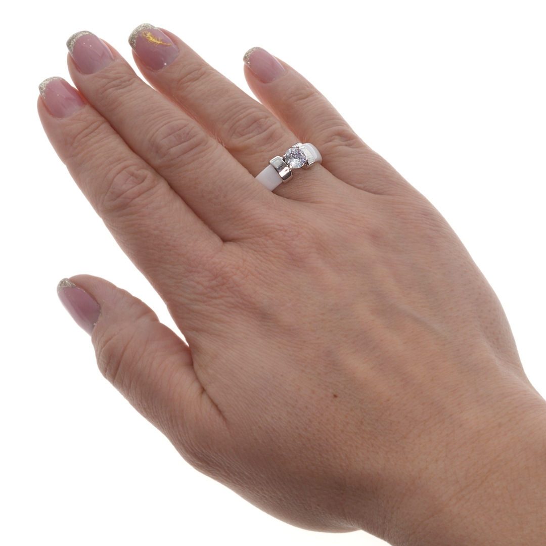 Fehér kerámia gyűrű nemesacél fejrésszel és kerek cirkónia drágakővel (3012017SC00)