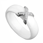 Fehér kerámia gyűrű X alakú ezüstözött fejrésszel és kis kerek cirkónia drágakövekkel