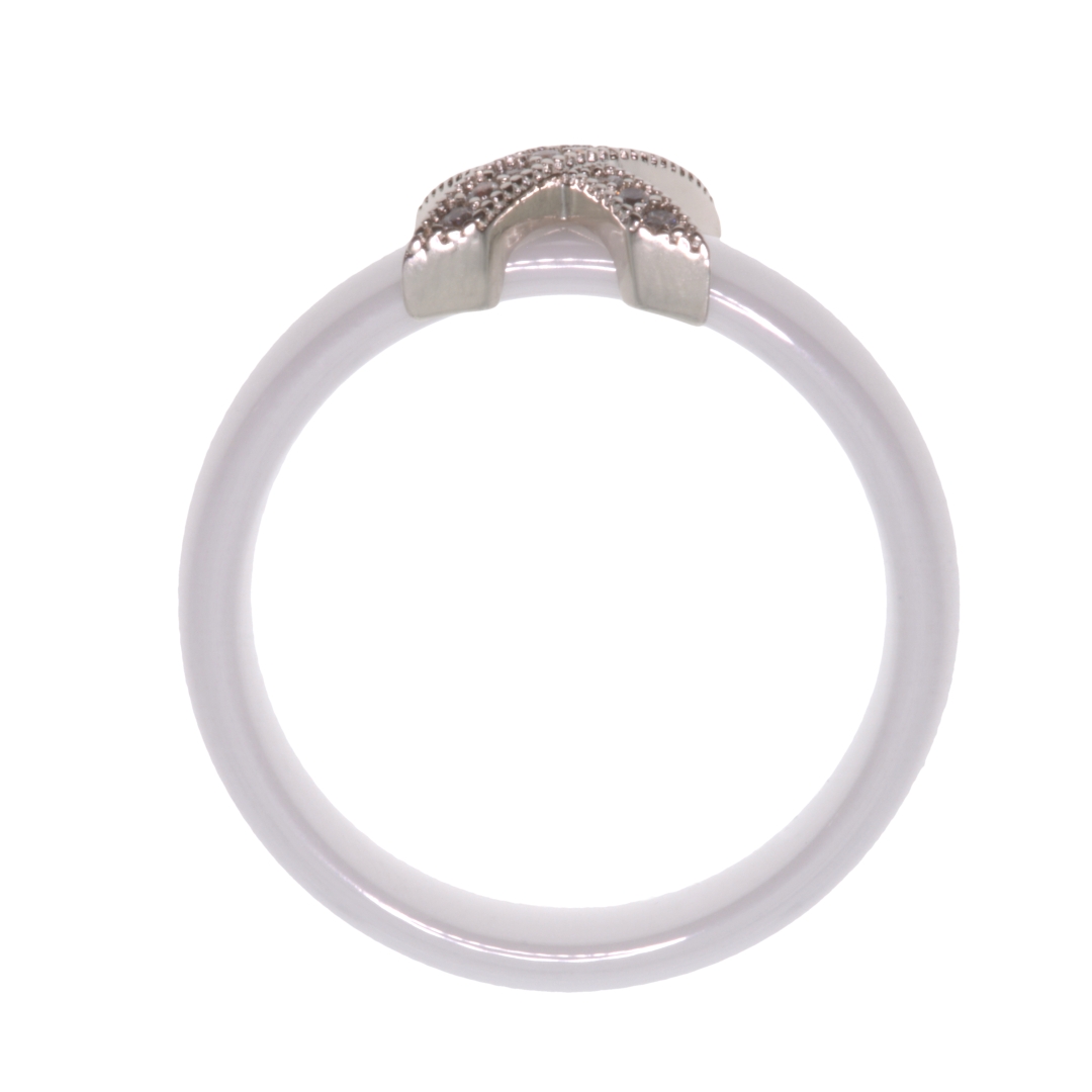 Fehér kerámia gyűrű X alakú ezüstözött fejrésszel és kis kerek cirkónia drágakövekkel (3012018SC00)
