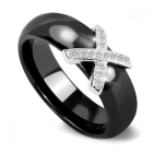 Fekete kerámia gyűrű X alakú ezüstözött fejrésszel és kis kerek cirkónia drágakövekkel