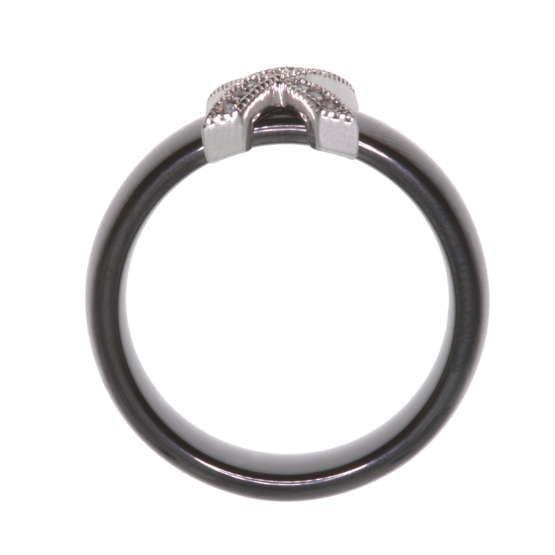 Fekete kerámia gyűrű X alakú ezüstözött fejrésszel és kis kerek cirkónia drágakövekkel (3012021SC00)