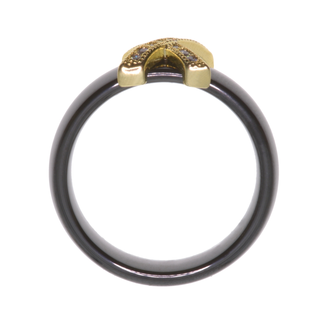 Fekete kerámia gyűrű X alakú arany bevonatú nemesacél fejrésszel és kis kerek cirkónia drágakövekkel (3012022SC00)