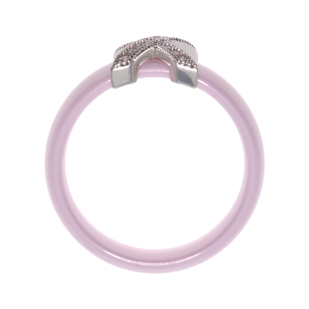 Rózsaszín kerámia gyűrű X alakú ezüstözött fejrésszel és kis kerek cirkónia drágakövekkel (3012024SC00)