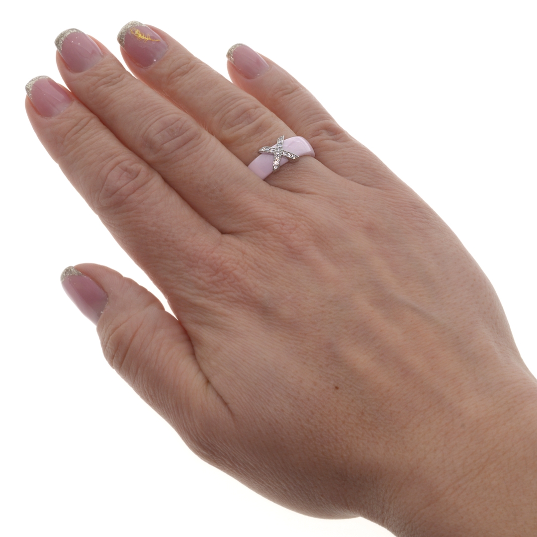 Rózsaszín kerámia gyűrű X alakú nemesacél fejrésszel és kis kerek cirkónia drágakövekkel (3012024SC00)