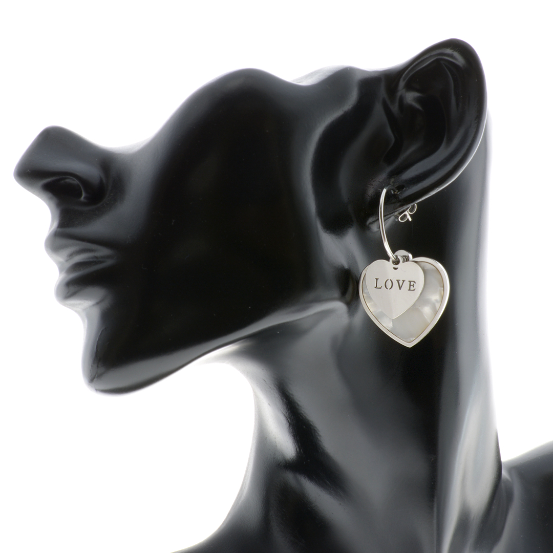 Bedugós nemesacél fülbevaló szív alakú "LOVE" feliratos gyöngyház berakásos csüngővel (3110126ST97)