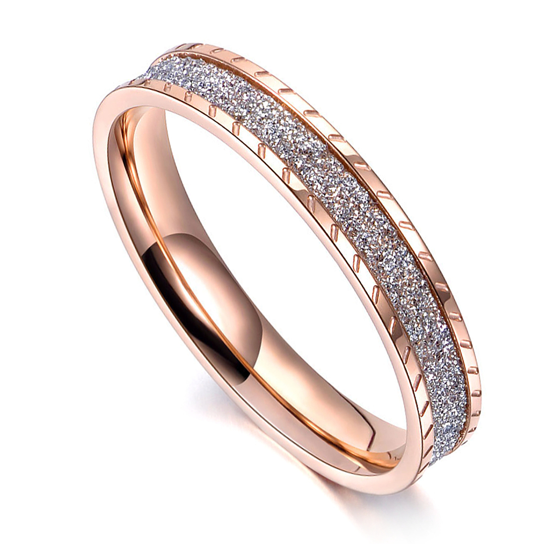 Rozé arany bevonatú nemesacél gyűrű középen csillámos és két oldali átlósan bemart sávval (4010012ST96)